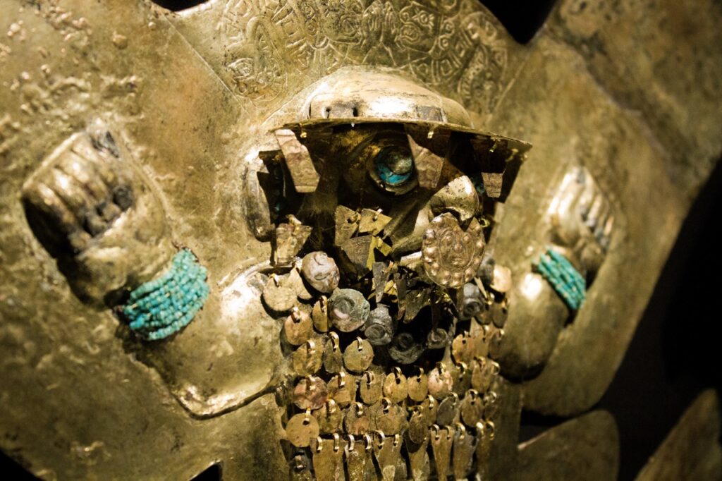 Detalle de ornamento de cobre dorado y turquesas, en el Museo Tumbas Reales de Sipán